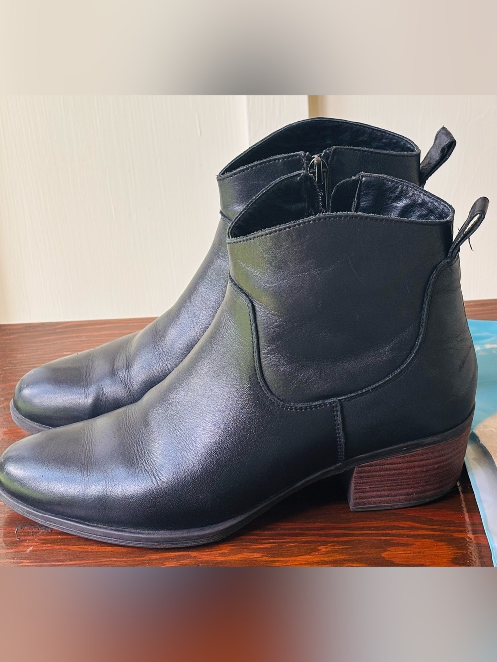 Vepose Black Leather Low Heel Ankle Booties
